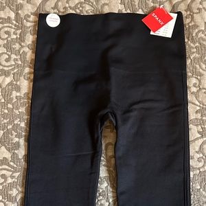 Spanx - NWT - Very Black Cropped Legging - Large